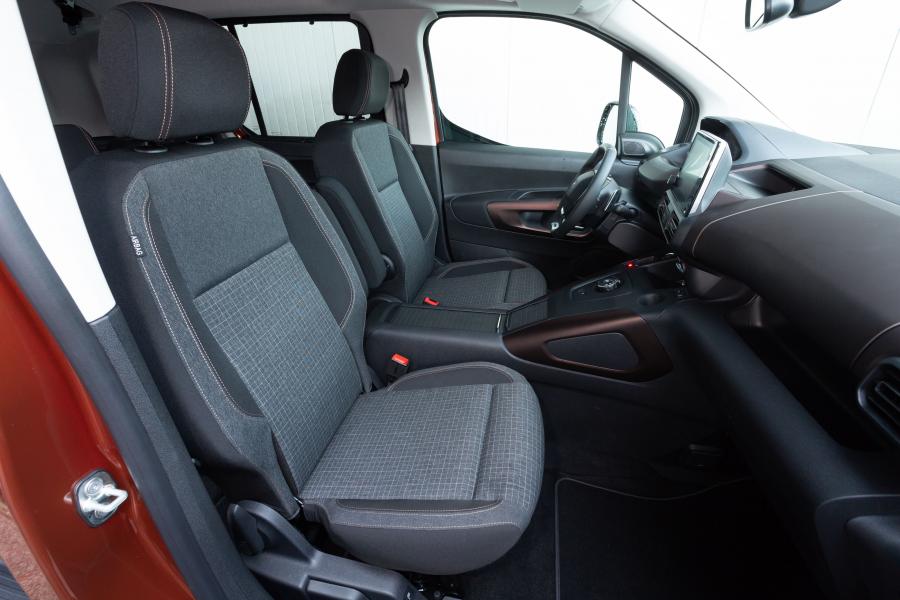 Интерьер Peugeot Rifter GT Line 2018 года  (WW) (фото 24 из 43)